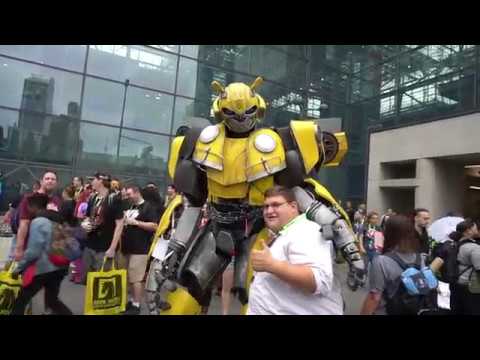 Peter Griffin meets Bumblebee at NYCC